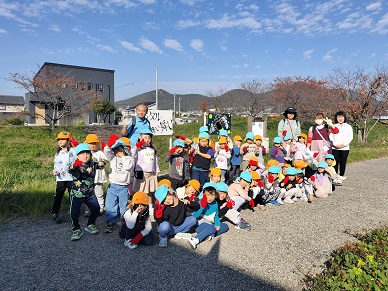 ごみ拾いをした園児たち