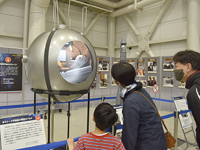 展示を見る来館者の写真