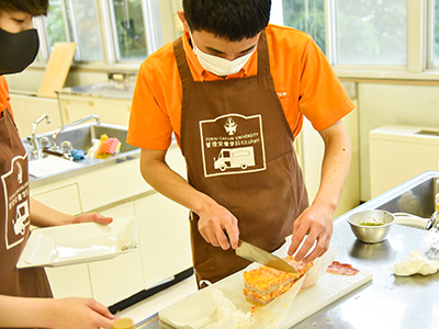 おもてなし料理作成中の写真