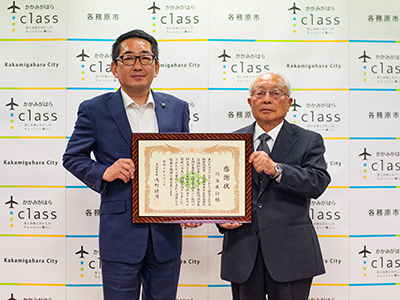 感謝状を持つ苅谷さんと浅野市長の写真