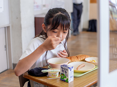 オランダ給食を食べている写真