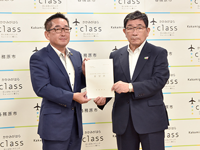 要望書を手にした浅野市長と古田知事の写真