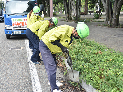 道路清掃をする人の写真