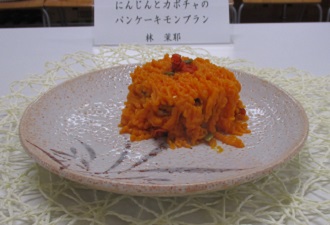 写真：にんじんとカボチャのパンケーキモンブラン 林茉耶