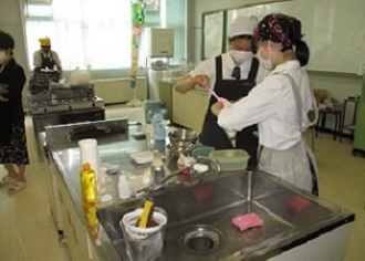 写真：にんじん料理を調理しているようす