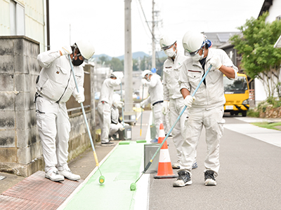 路肩にカラー塗装をする写真