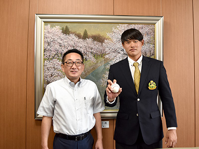 市長と坂田選手の写真