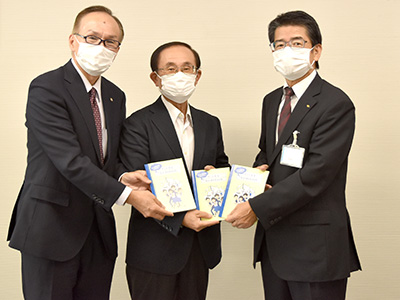 ガイドブックを持っている写真