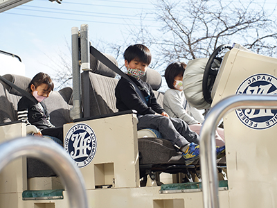 体験車に乗る児童の写真