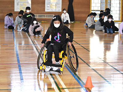 スラロープ体験をしている写真