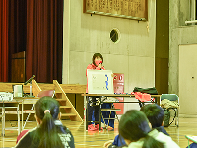 5位入賞の賞状を児童に見せる藤原さんの写真