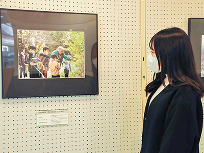 展示を見る来館者の写真