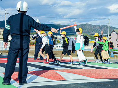 ハンプ設置の道路の写真