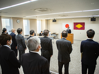 浅野市長の訓示を聴く職員の写真