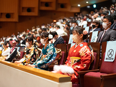 恩師の話に耳を傾ける新成人の写真