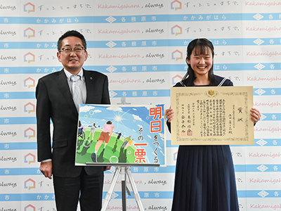 賞状を持つ平田さんと浅野市長の写真