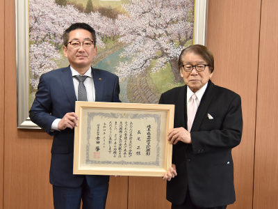 受賞報告を受けた浅野市長の写真