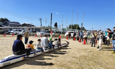 ミニSLの乗車を楽しむ住民の様子