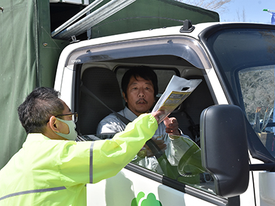 交通安全の啓発物品を運転者へ手渡す浅野市長の写真