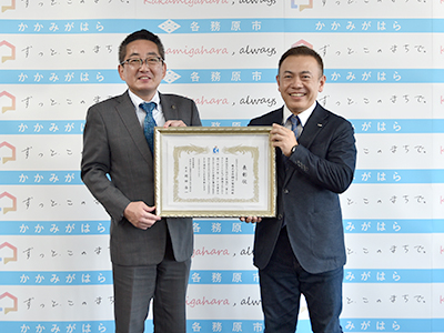 市長と樋口代表取締役社長の写真