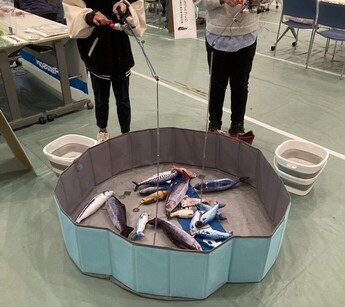 手回し魚釣り体験