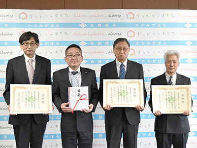 写真。左から,各務原市歯科医師会 岩田幸生・副会長、浅野健司・市長、各務原市医師会 八木澤芳生・会長、各務原市薬剤師会 山田英樹・会長