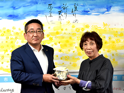 作品の前に並ぶ浅野市長と加藤としえさん