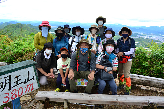 自然体験塾 新緑の「明王山」トレッキングの写真