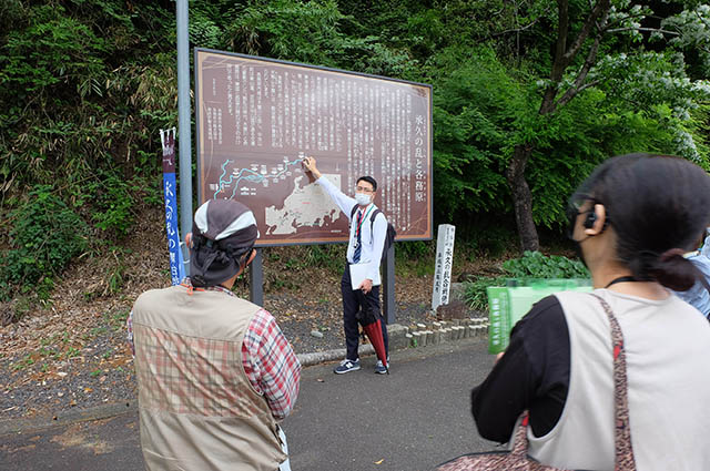 「承久の乱合戦供養塔と猿尾（石積みの堤防）見学」の写真