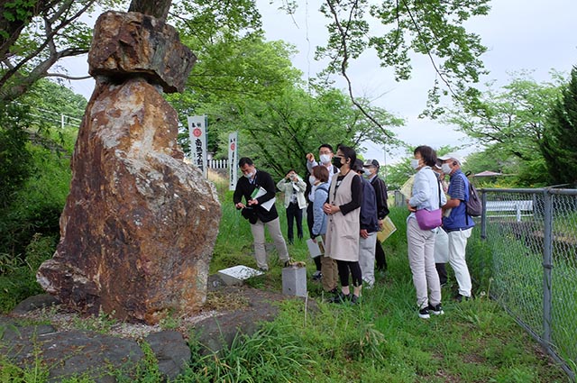 「承久の乱合戦供養塔と猿尾（石積みの堤防）見学」の写真