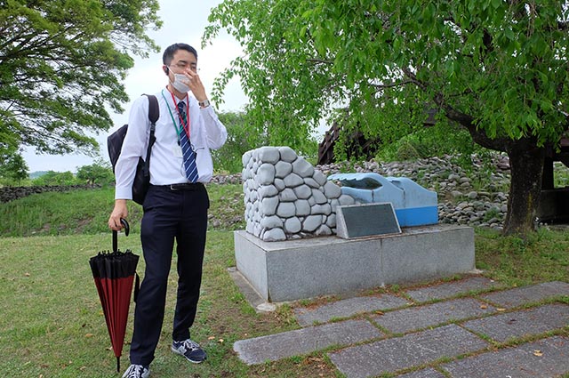 「承久の乱合戦供養塔と猿尾（石積みの堤防）見学」の写真