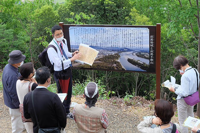 「承久の乱合戦供養塔と猿尾（石積みの堤防）見学」の写真