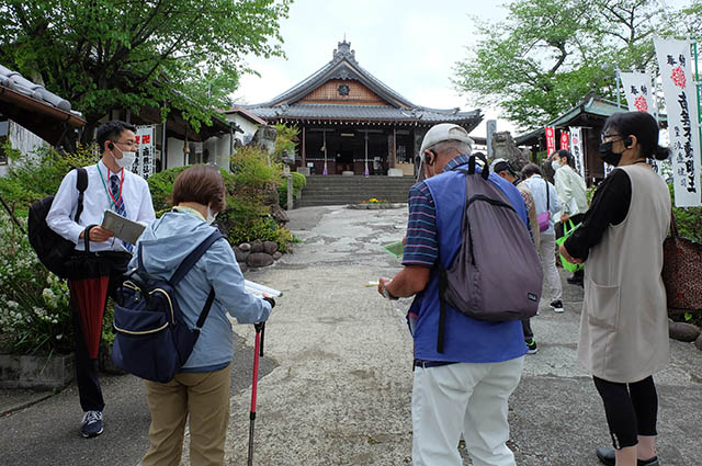 「承久の乱合戦供養塔と猿尾（石積みの堤防）見学」の写真