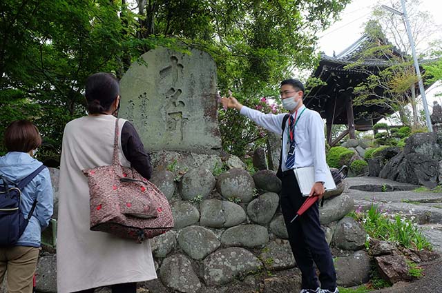 「承久の乱合戦供養塔と猿尾（石積みの堤防）見学」の写真