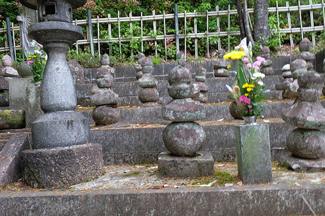 「承久の乱合戦供養塔と猿尾（石積みの堤防）見学」の写真