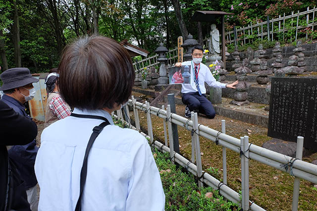 「承久の乱合戦供養塔と猿尾（石積みの堤防）見学」の写真