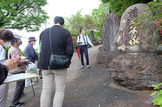 「承久の乱合戦供養塔と猿尾（石積みの堤防）見学」の写真