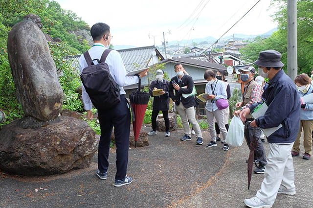 「承久の乱合戦供養塔と猿尾（石積みの堤防）見学」の写真