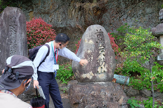 「承久の乱合戦供養塔と猿尾（石積みの堤防）見学」の写真