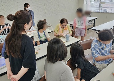 手芸を教える団体メンバーのようす