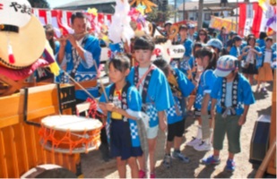 お祭りでの演奏の様子