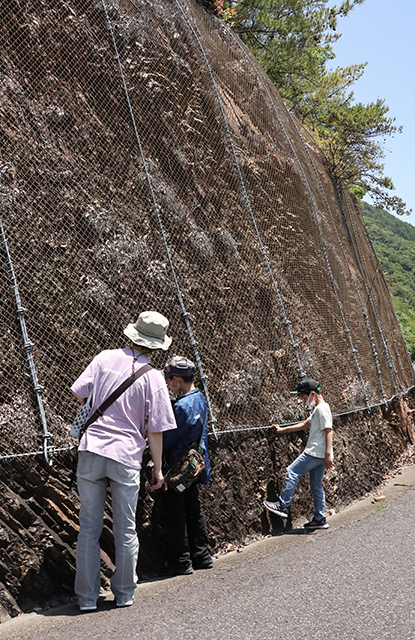 自然体験塾「各務原の地層を知ろう〜足元の石からわかること～」の写真