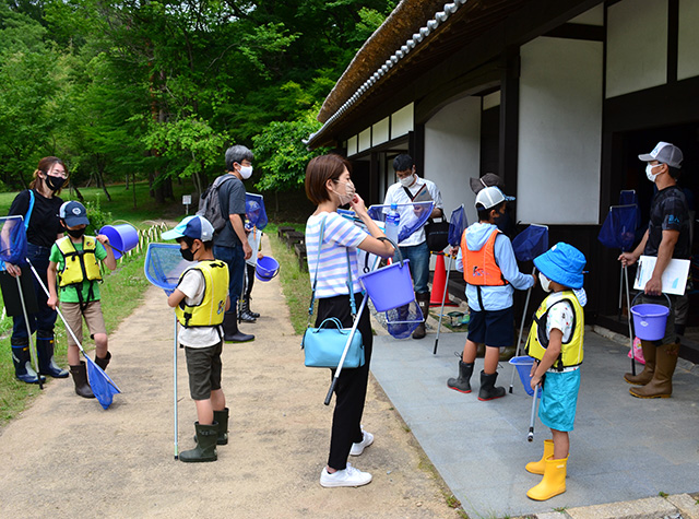 自然体験塾「小川」の生きもの観察会の写真