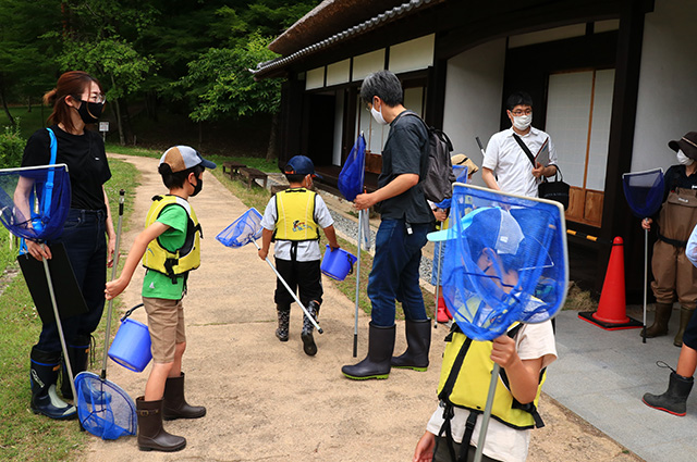 自然体験塾「小川」の生きもの観察会の写真