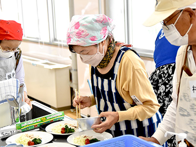 料理をするフレイル予防料理教室参加者の写真
