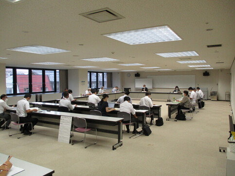 第13回各務原市新総合体育館建設基本構想・基本計画策定委員会の様子