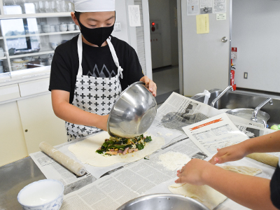 カルツォーネをを作っている写真