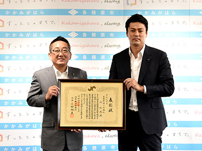 浅野市長と表彰状を持つ所経営指導員の写真