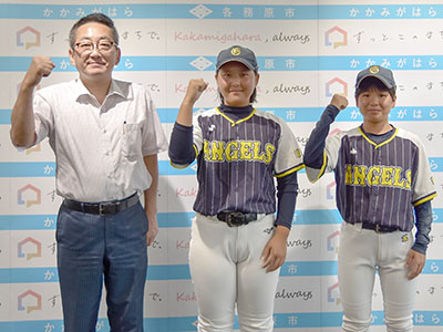 中央中学校3年の高橋心優さん・眞中葵さんと市長