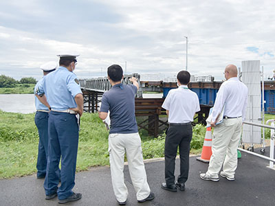 新たな通学路となる、仮橋を点検する様子